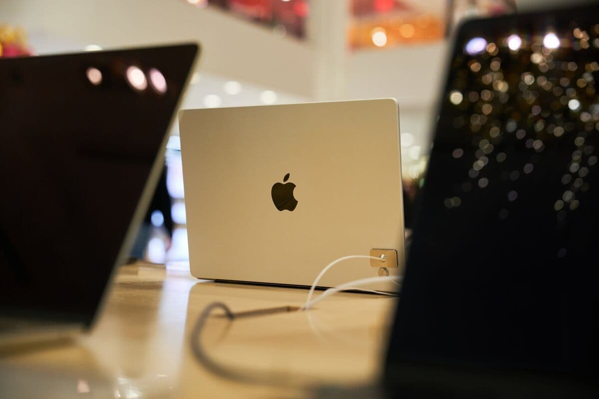 Apple’s Touch-Screen MacBook Pro to Have Dynamic Island, New Interface - Bloomberg