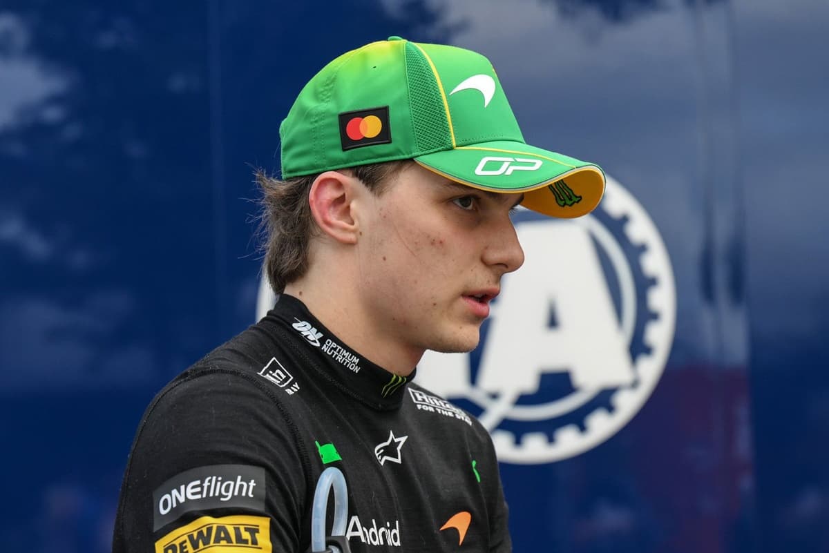 Oscar Piastri out of Australian GP after dramatic crash on way to grid - Motorsport.com