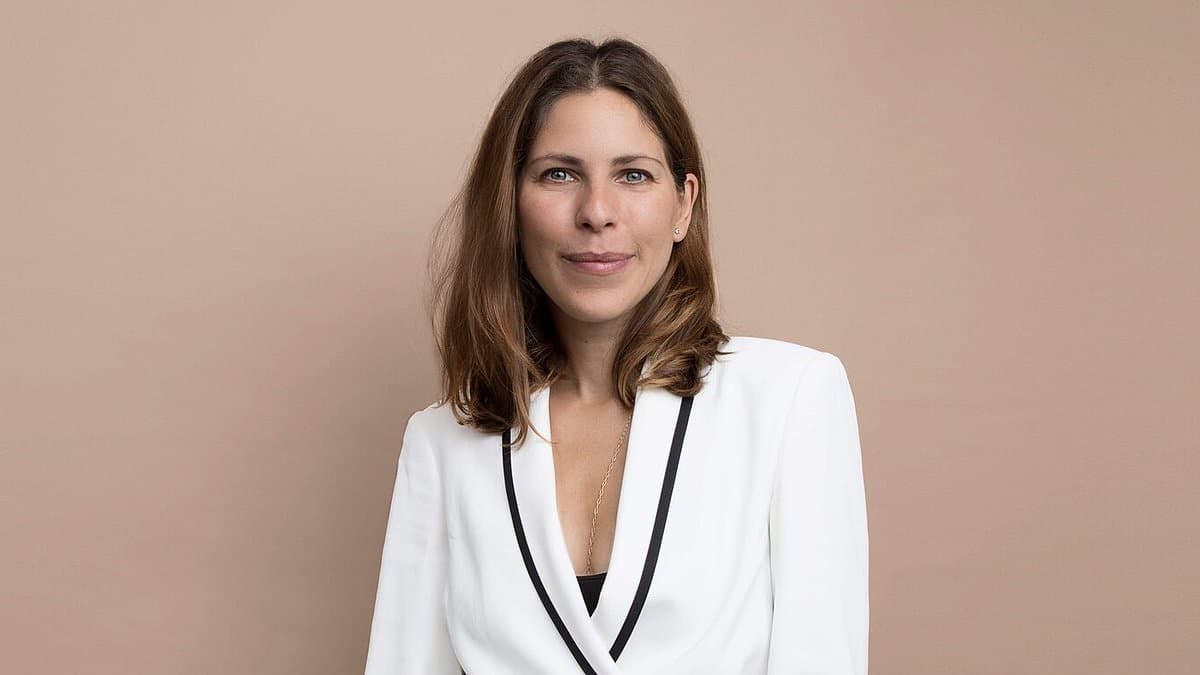 Top doctor suffering agonizing bone disease osteopenia reveals how to REVERSE the condition