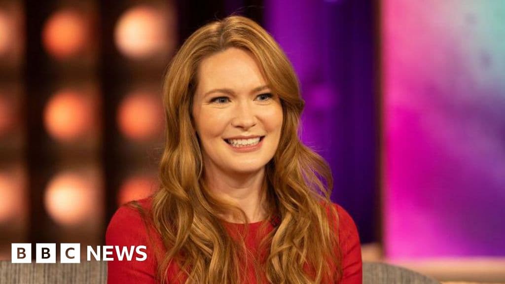 Romantasy author Sarah J Maas announces two new novels in bestselling series - BBC