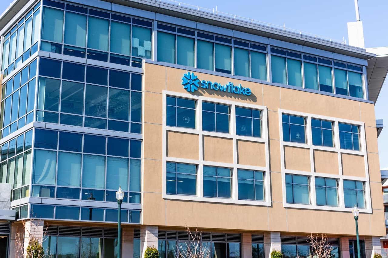 Snowflake’s stock dips as the software company gives a mixed outlook