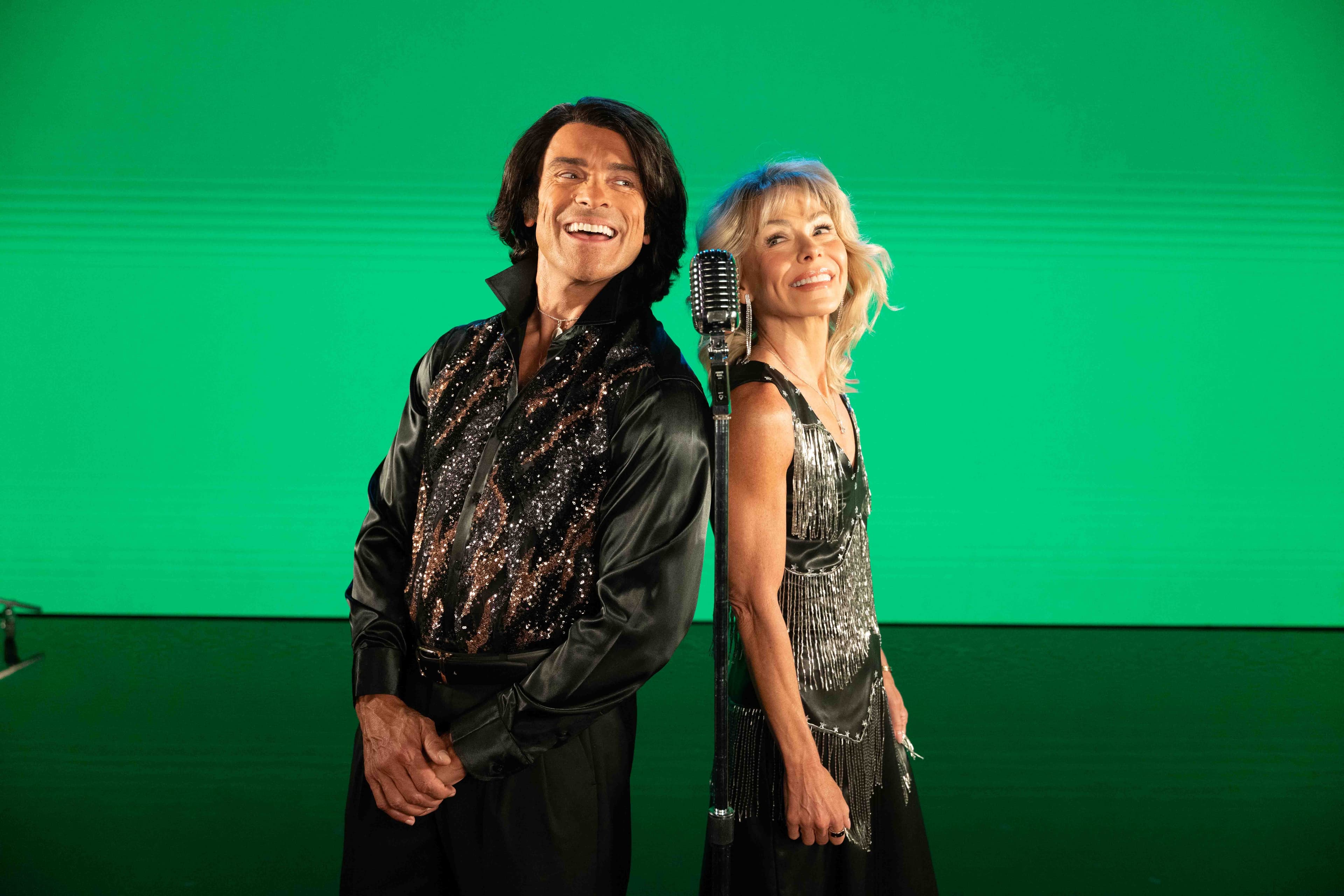 ‘Live With Kelly and Mark’ Parody ‘Song Sung Blue’ in Promo for Post-Oscar Special (EXCLUSIVE)