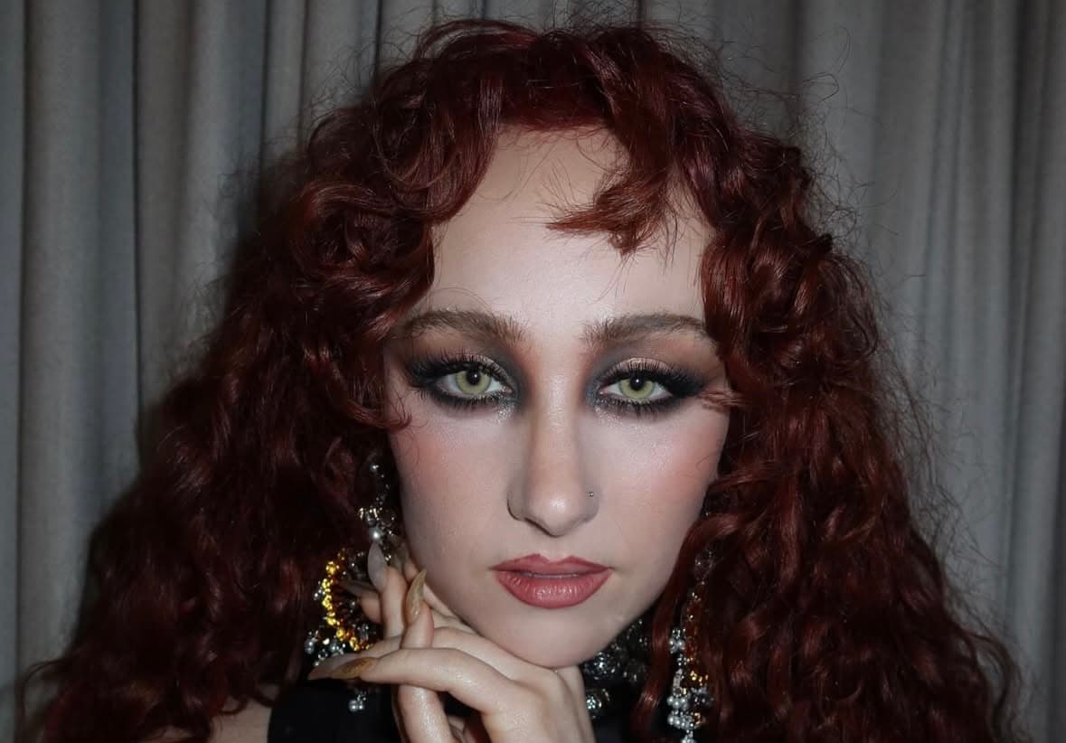 Chappell Roan Films Paparazzi Ignoring Her Repeated Requests to Leave Her Alone on Way to Dinner - Yahoo