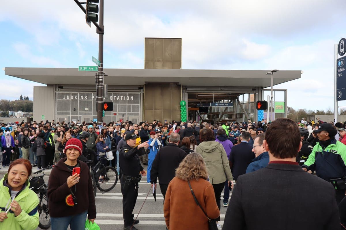 Sound Transit’s 2 Line Cross-Lake Link Sees Record 205,000 Riders on Opening Day