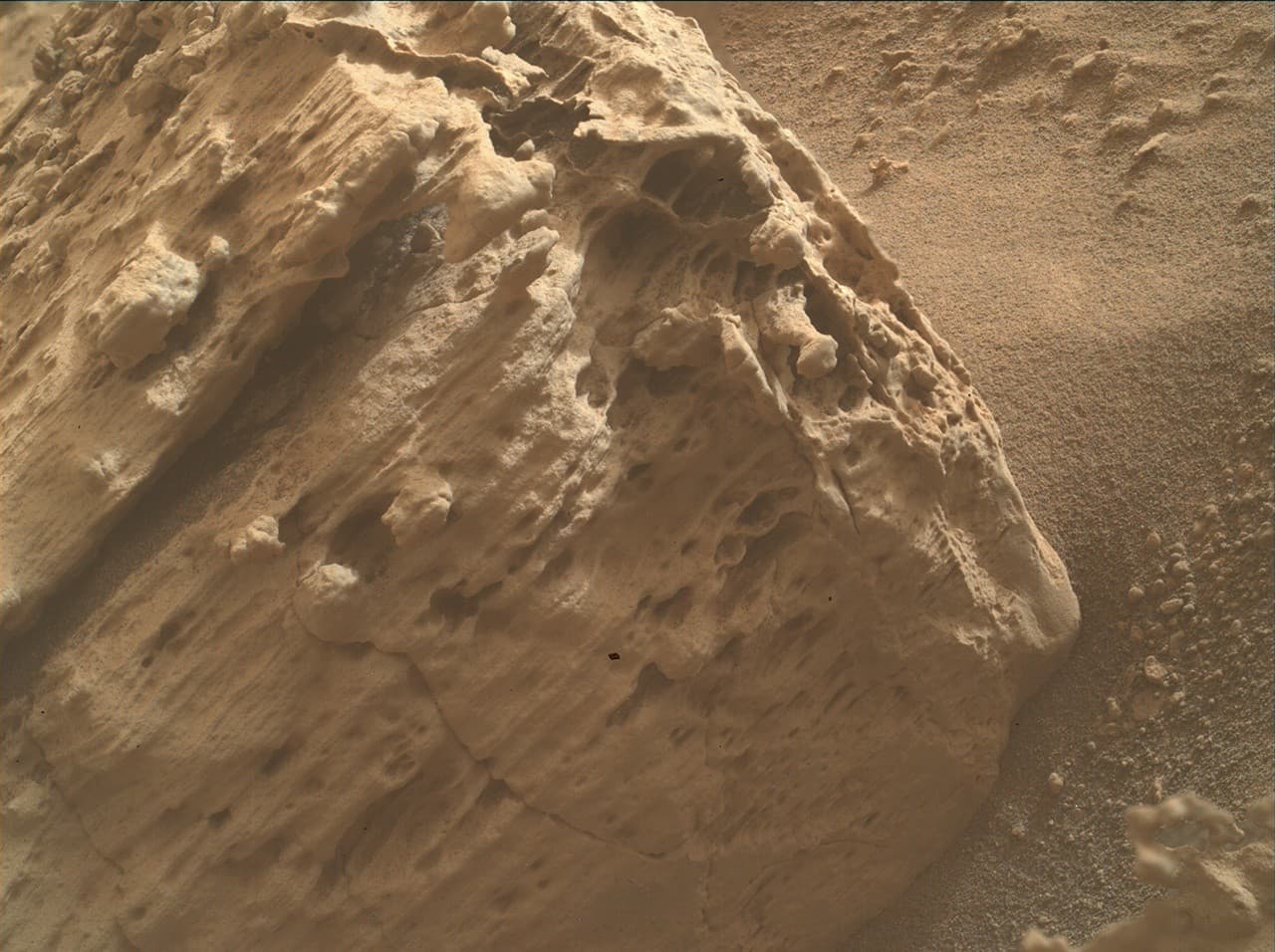 Curiosity Blog, Sols 4825-4831: Exploring the Borderlands