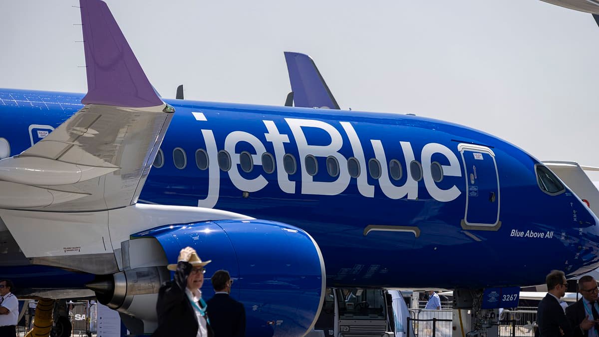 Ground stop issued for all JetBlue flights across US as airline works to prevent airport chaos