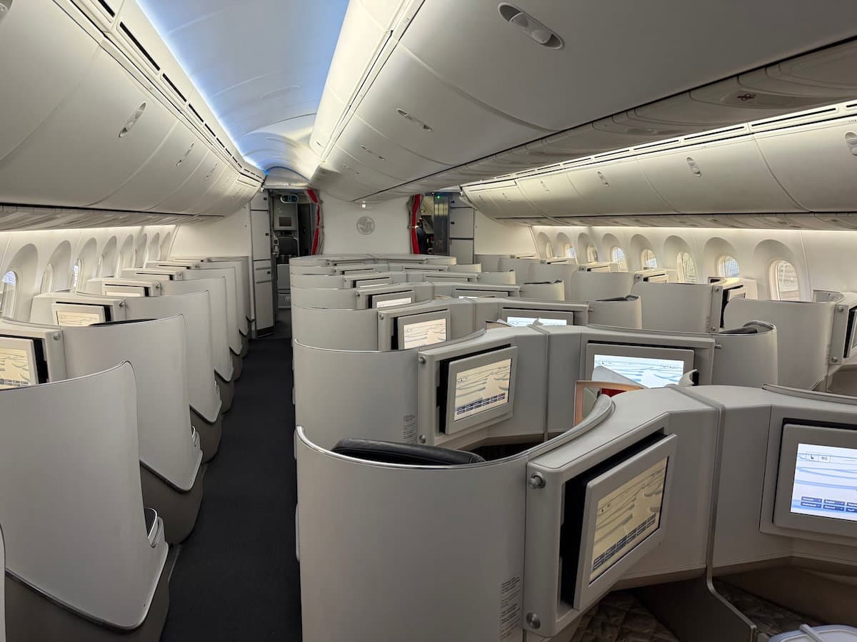 Inside Air France’s Boeing 787 Business Class: Seat Comfort, Service & Amenities Reviewed