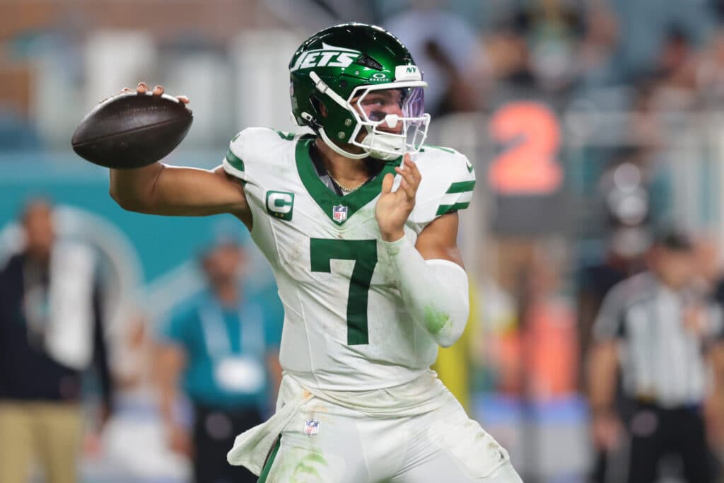 New York Jets Send Justin Fields to Kansas City Chiefs in Late-Round QB Trade