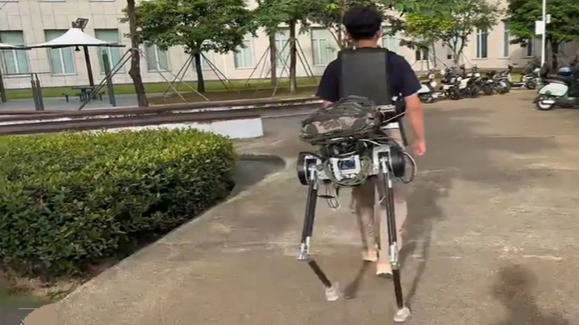 Centaur-style wearable robot adds 2 legs to cut walking effort by 35% - Interesting Engineering
