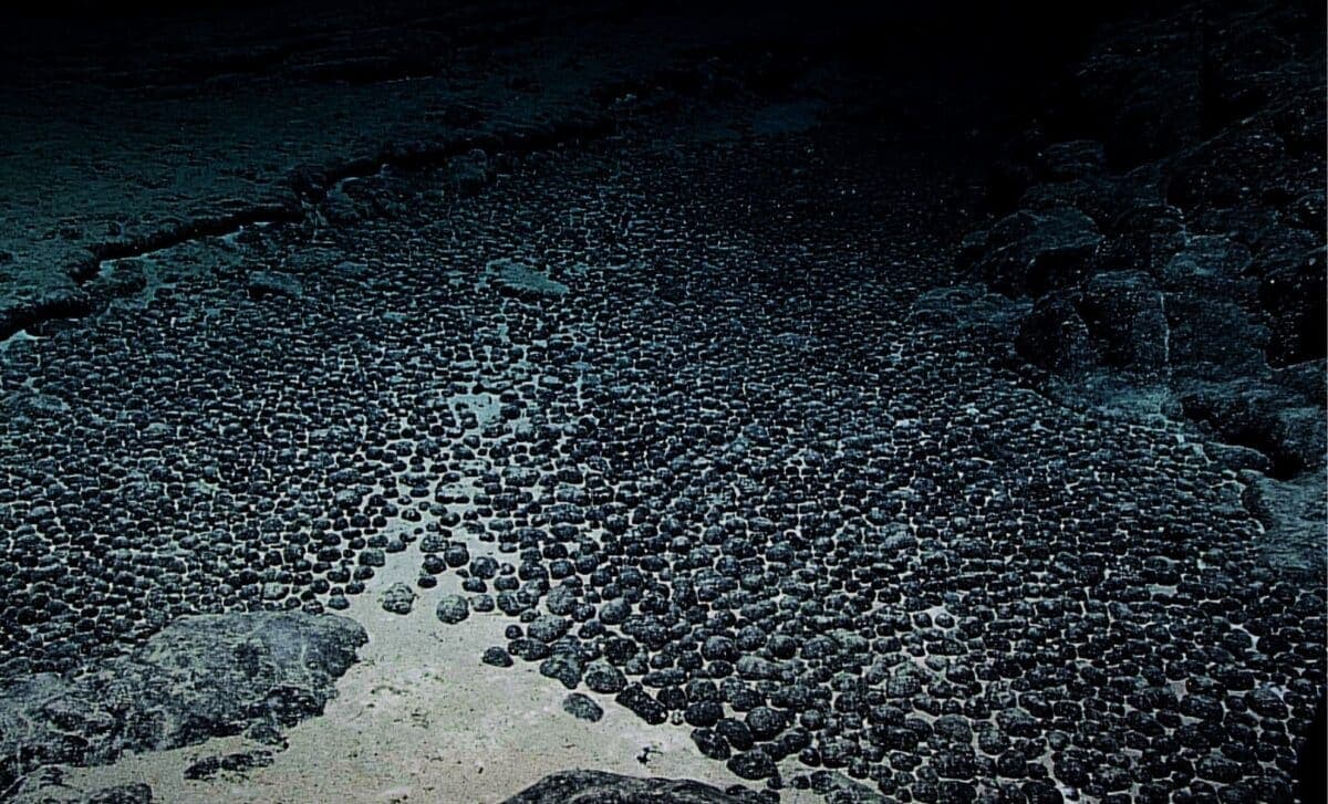 4,000 Meters Below Sea Level, Scientists Uncover "Dark Oxygen" Where Sunlight Has Never Reached