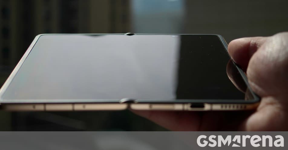 Honor exec showcases Magic V6’s crease-less display