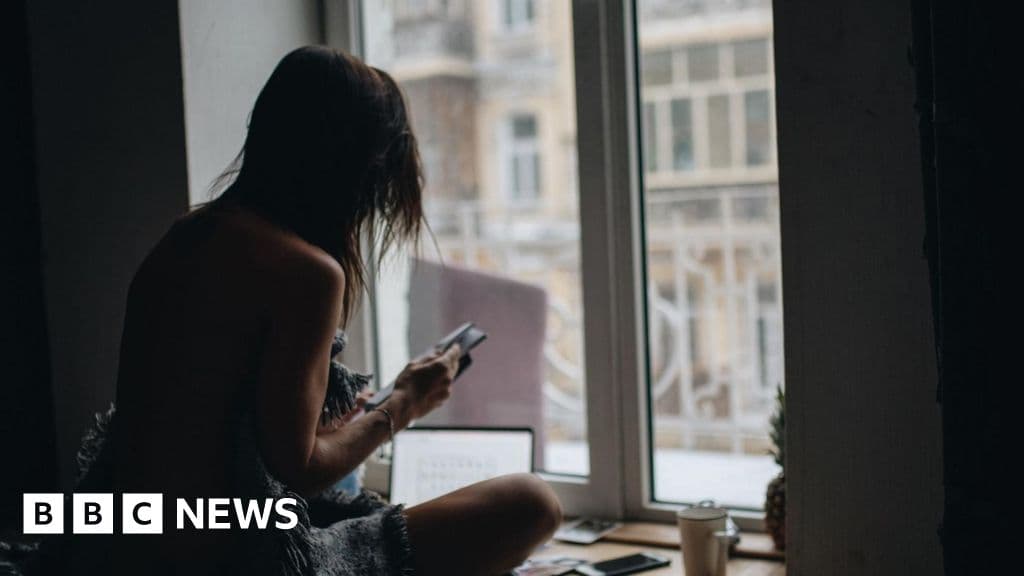 Life as an OnlyFans 'chatter'