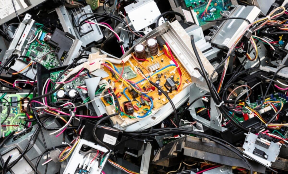 Many People Throw Away This Common Electronic Device Without Realizing It Holds 450MG of 22-Carat Gold