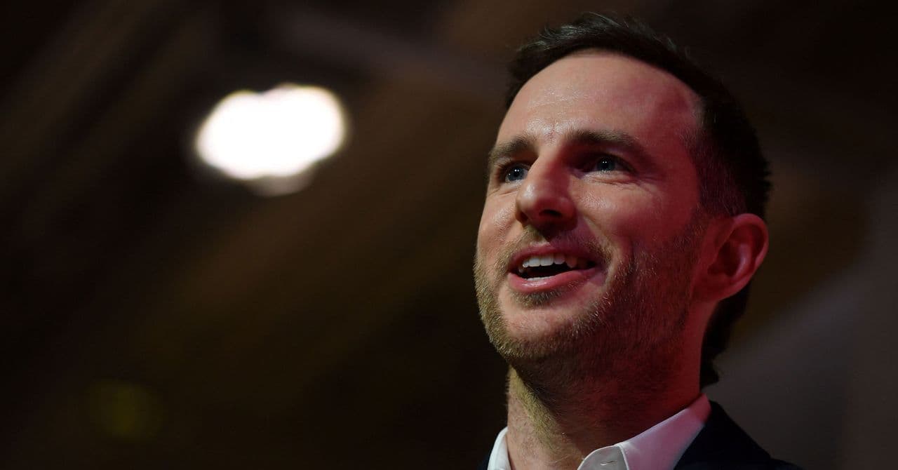 What Is That Mysterious Metallic Device US Chief Design Officer Joe Gebbia Is Using?