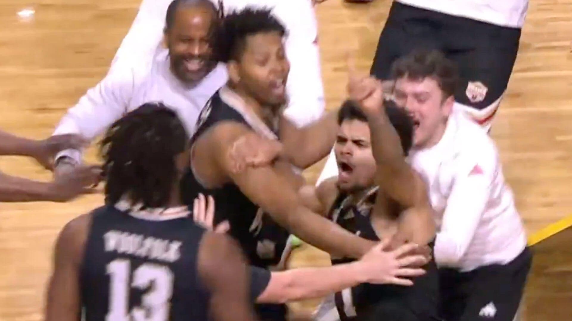 Miami (Ohio) reaches 29-0 on last-second shot as Redhawks survive scare at Western Michigan